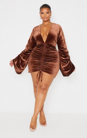 Chocolate Pretty Little Thing Plus Velvet Plunge Ruched Front Bodycon Dresses | SLMPCWV-58