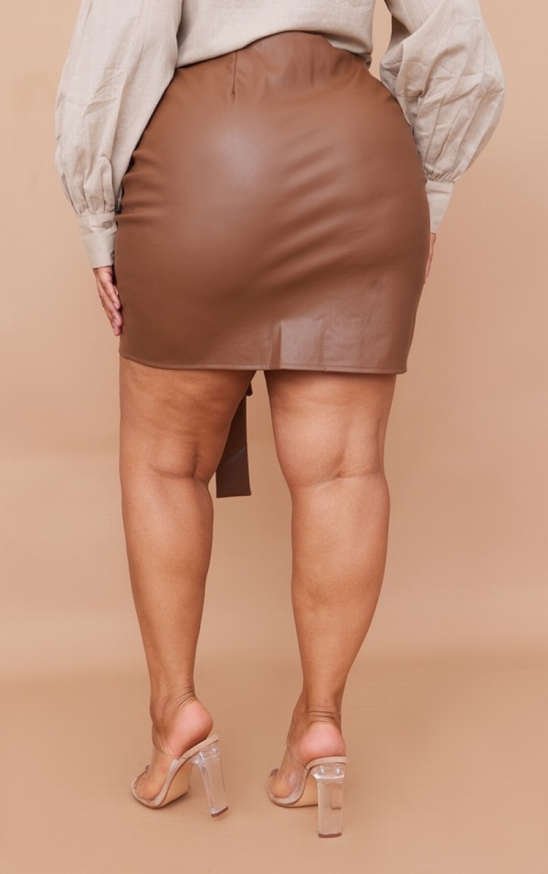 Chocolate Pretty Little Thing Plus Faux Leather V Front Ruched Skirts | AEWNXKL-29