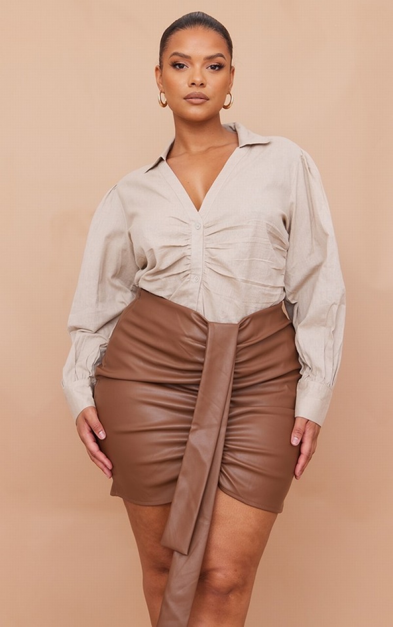 Chocolate Pretty Little Thing Plus Faux Leather V Front Ruched Skirts | AEWNXKL-29